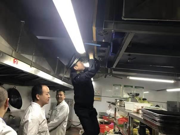 荆门城管部门加大中心城区餐饮油烟治理力度