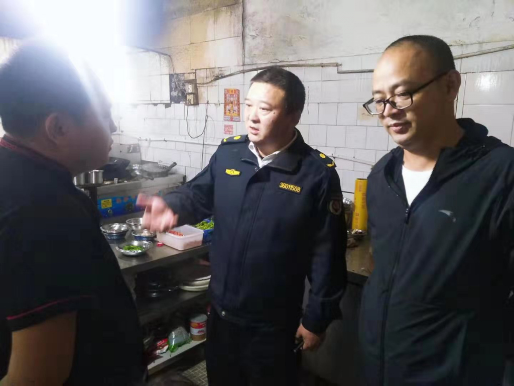 青云谱区多部门联合整治餐饮业油烟污染