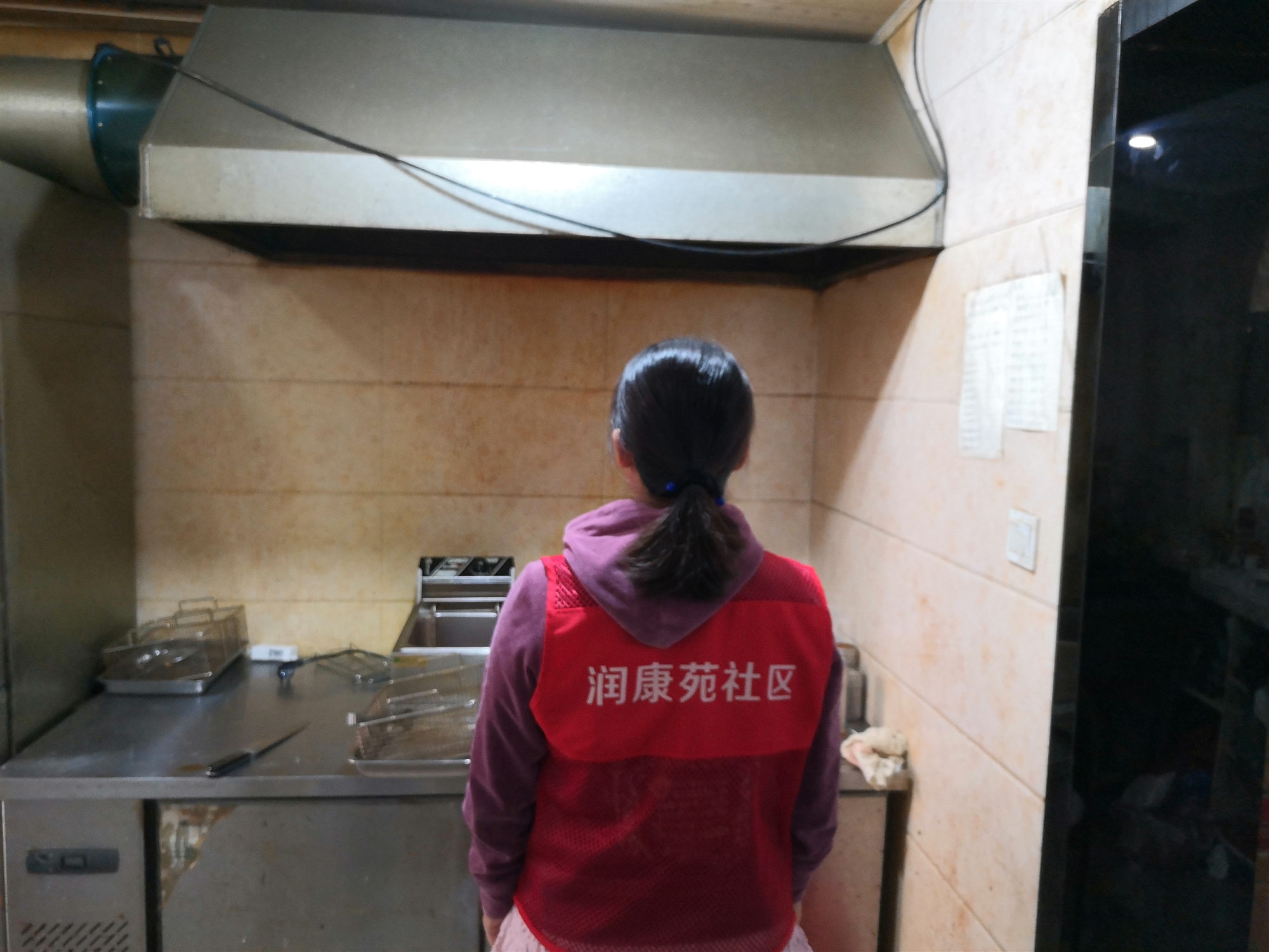 润康苑社区加大餐饮店餐饮油烟整治力度