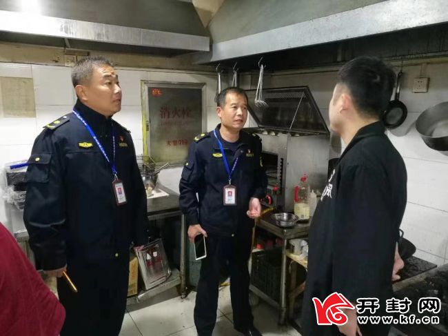开封市示范区城管局环保科督导检查餐饮油烟治理情况