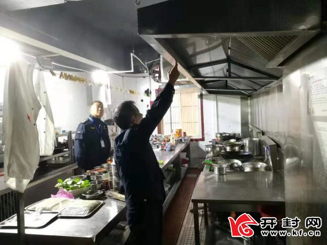 开封市示范区城管局环保科督导检查餐饮油烟治理情况