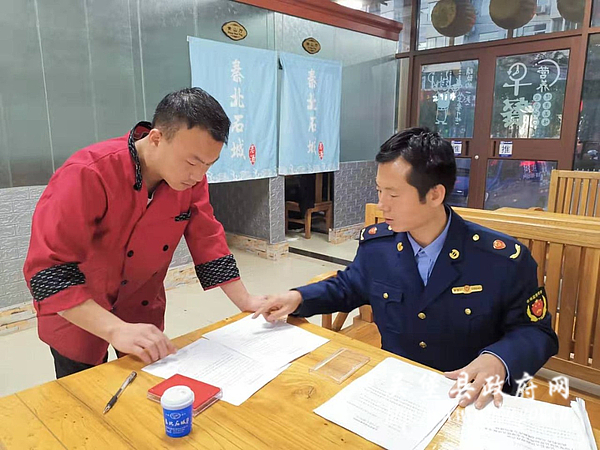 吴堡县市场监督管理局开展餐饮油烟专项检查