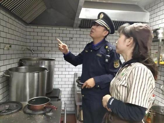 西安曲江新区城管执法局开展油烟排放污染专项治理工作