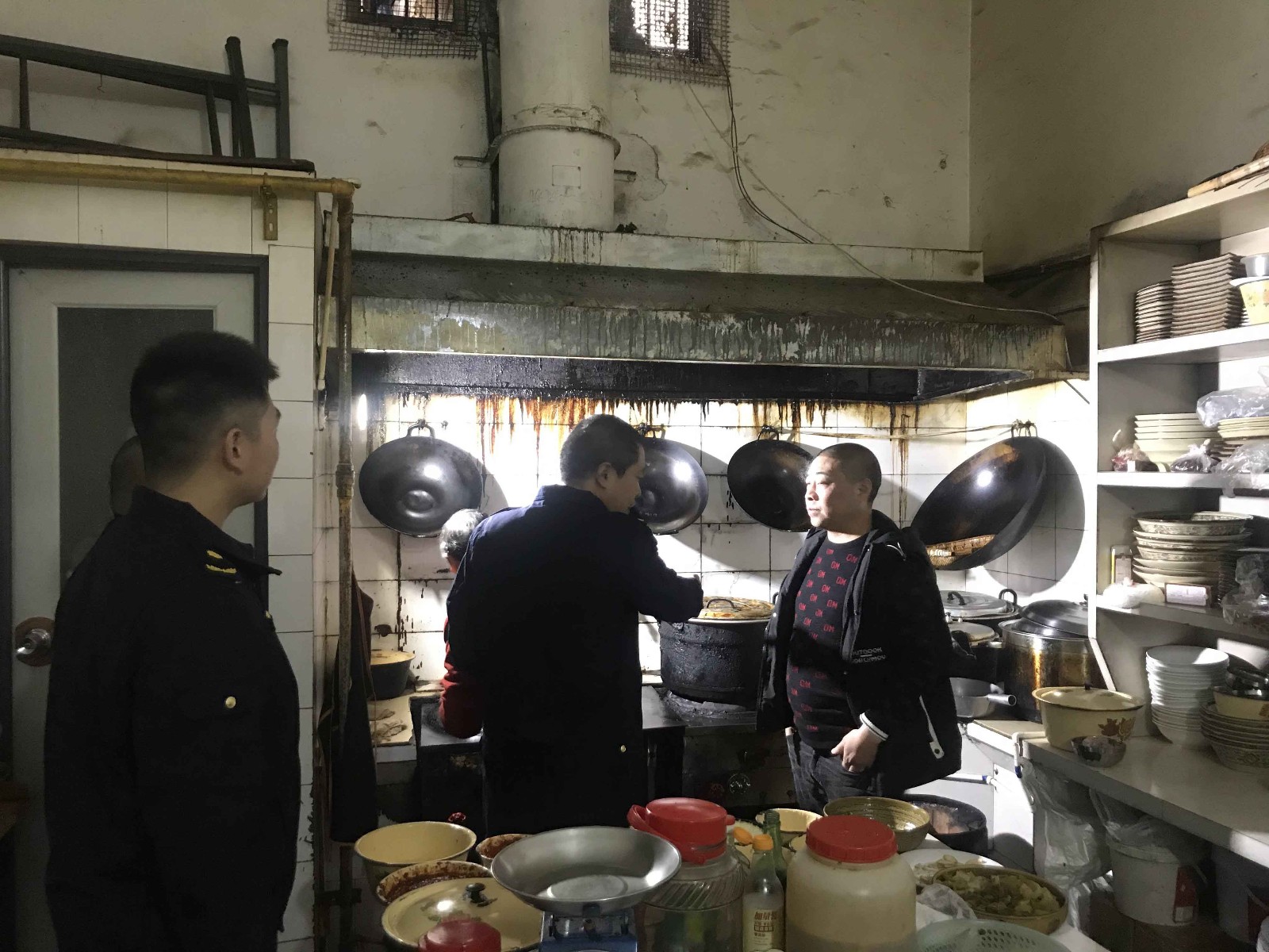 荥经县妥善处理市民投诉 扎实开展整治行动