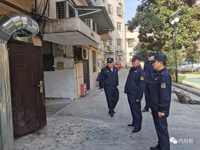 丹阳市城管局执法大队开展油烟污染整治“回头看”行动