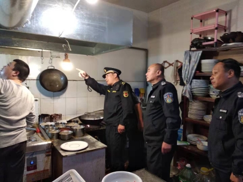 古槐执法大队多举措开展夜间油烟整治工作