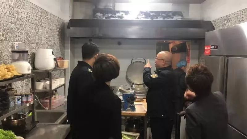 丰润区城管执法局集中开展餐饮饭店企业油烟专项整治行动