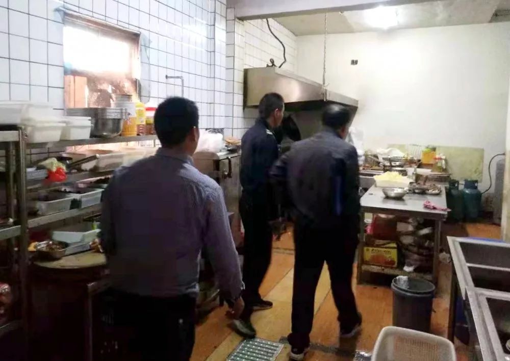中云街道开展餐饮油烟排放单位排查整治工作
