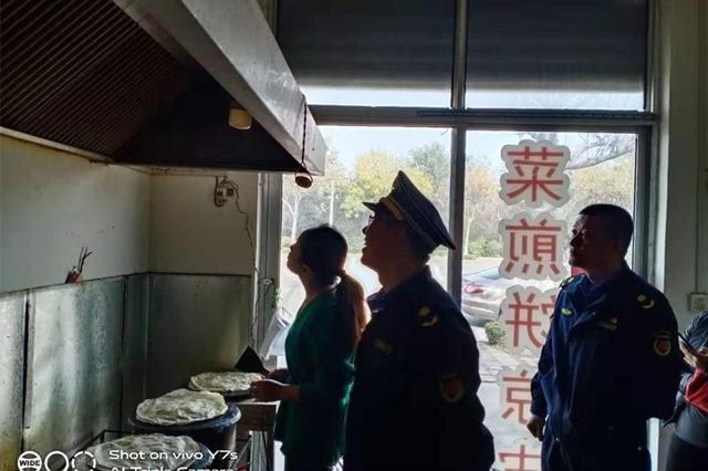 善南街道执法中队在辖区开展餐饮业油烟治理行动