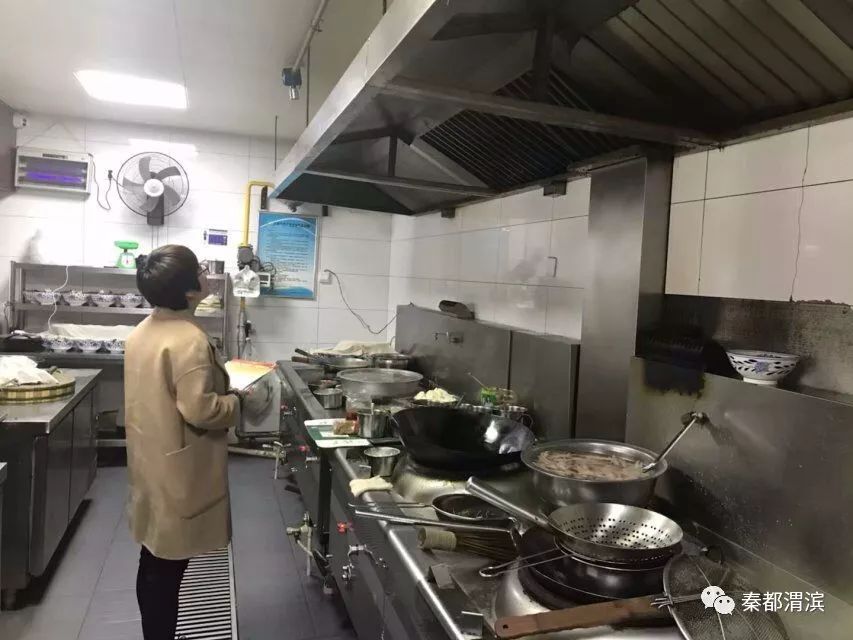 渭滨街道柳仓路社区开展餐饮油烟油水专项整治行动