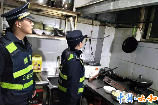 太和县城管局执法大队深入开展餐饮油烟专项整治
