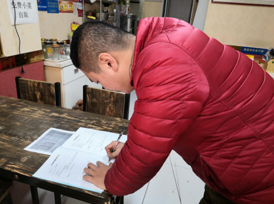 润康苑社区开展餐饮门店油烟净化设备“回头看”整治行动