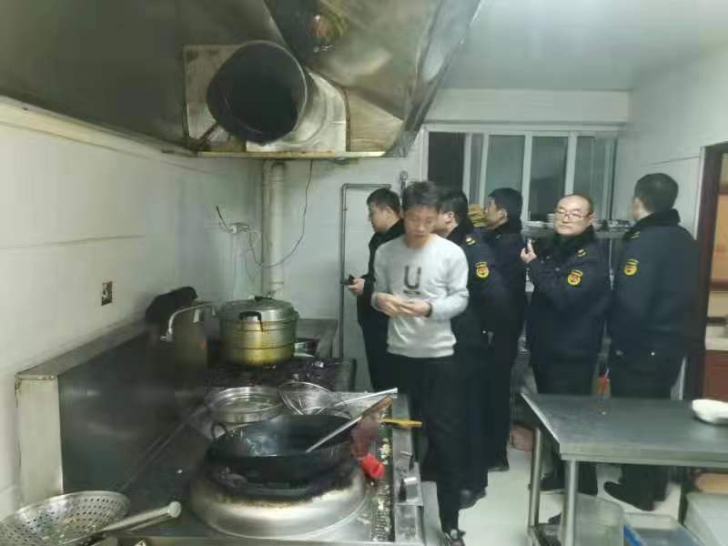 茌平区突击夜查餐饮油烟污染和违法渣土车运输行为