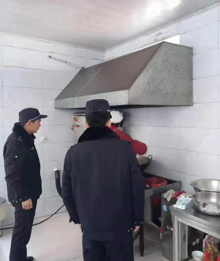 胶州九龙综合执法中队开展餐饮业安装油烟净化设施治理工作