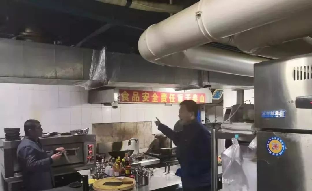 南宫市市场监管局突击检查餐饮单位油烟净化治理