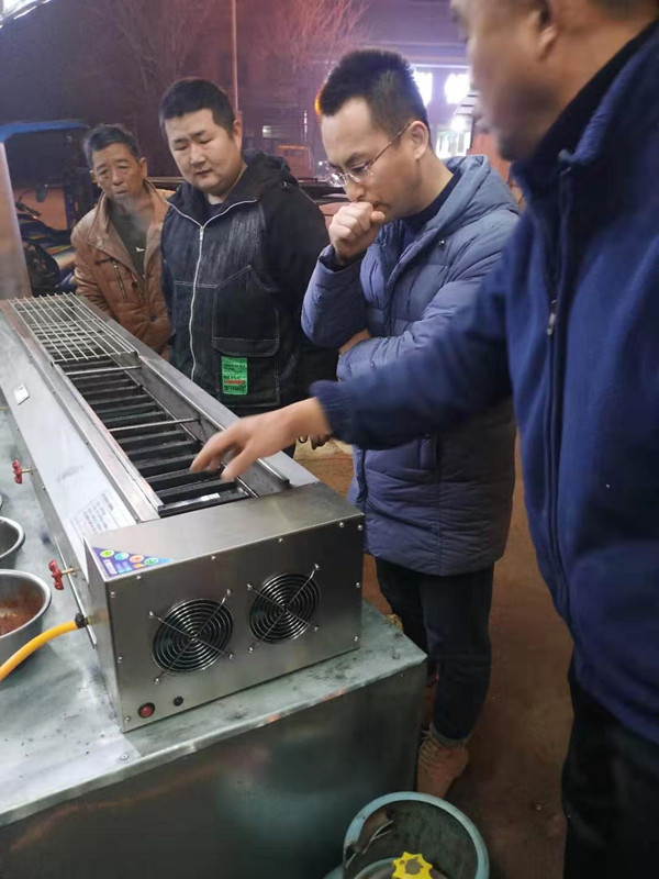 新绛县城镇管理行政执法局邀请环保专家检查指导夜市烧烤经营点