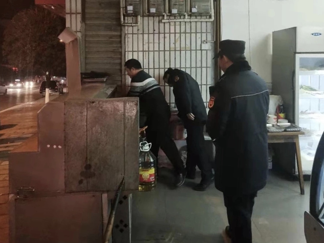 鹤峰县开展夜宵摊点油烟治理专项检查