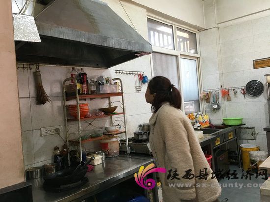 柳仓路社区开展餐饮油烟油水专项整治行动