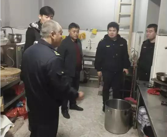 萍乡市经开区城管局开展天玺湾周边餐饮油烟整治行动