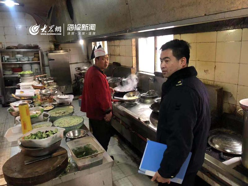 胶州市三里河执法中队开展餐饮油烟排放情况专项检查