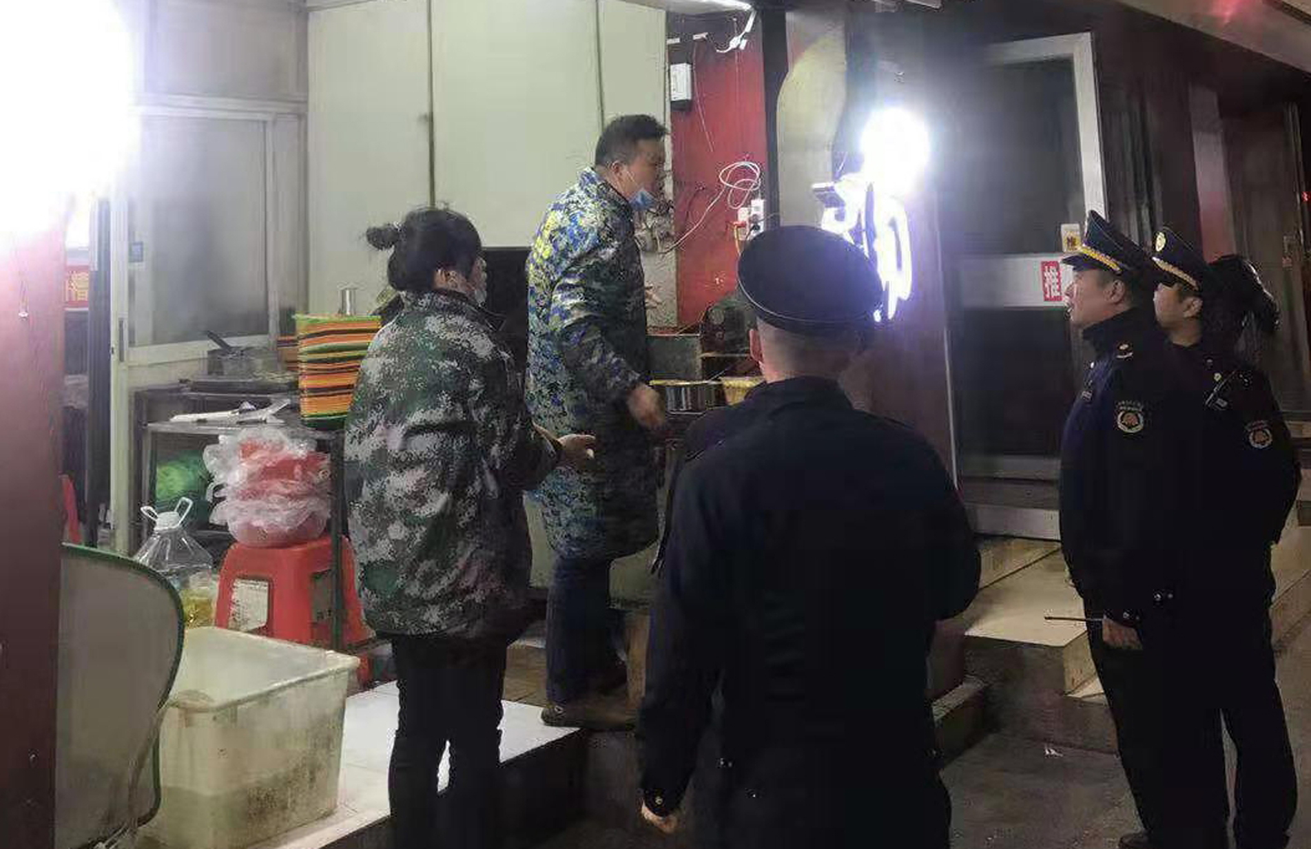 新建区城管大队开展夜市烧烤摊点专项整治