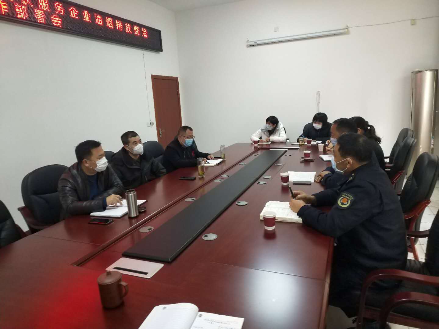 东坡区综合行政执法局安排部署餐饮油烟排放治理工作