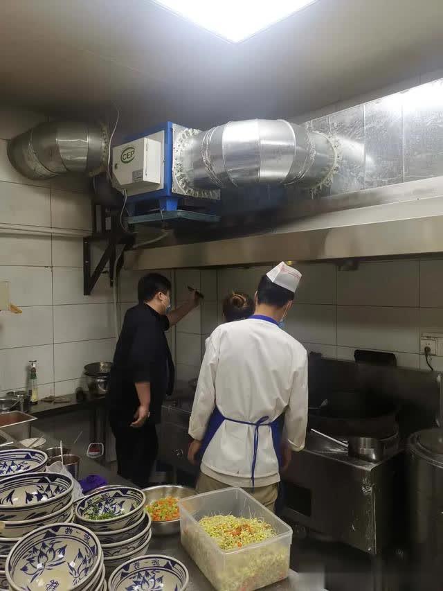文汇路街道推进辖区餐饮油烟治理工作