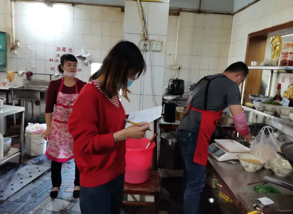 秦都区七里铺社区多举措开展餐饮业油烟污染整治行动