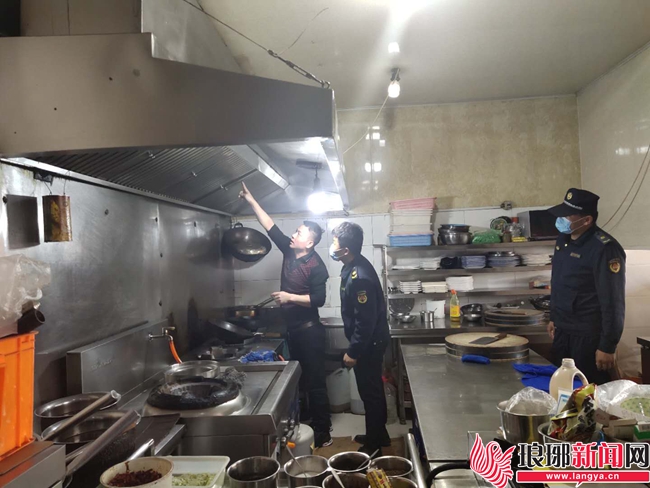 兰山区综合行政执法局义堂城管中队开展餐饮油烟整治