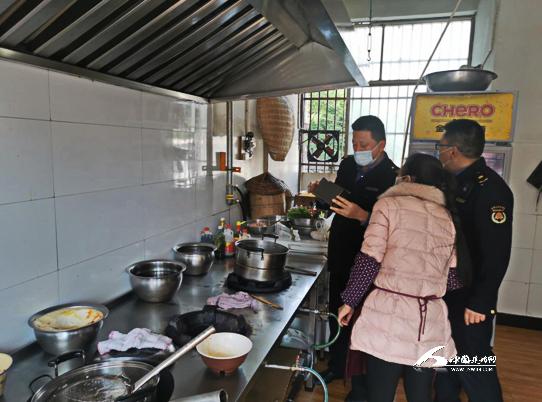 建始县城管执法局开展餐饮油烟治理“回头看”工作