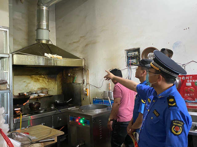 东沙河执法中队推进餐饮业油烟污染整治工作