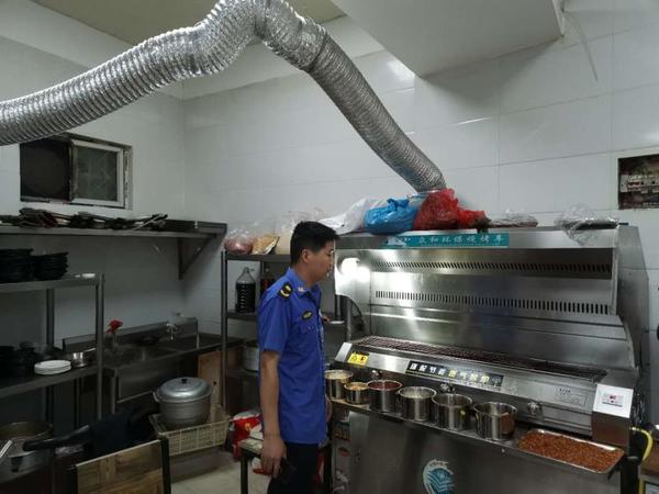 洛龙区开元办开展餐饮油烟污染突击检查