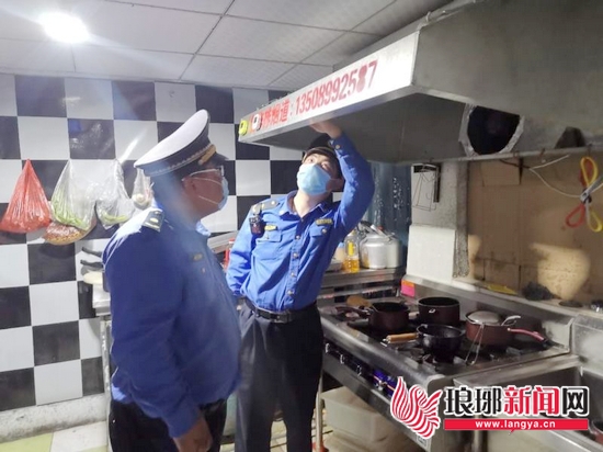 金雀山街道城管开展餐饮业油烟净化设备使用清洗情况检查