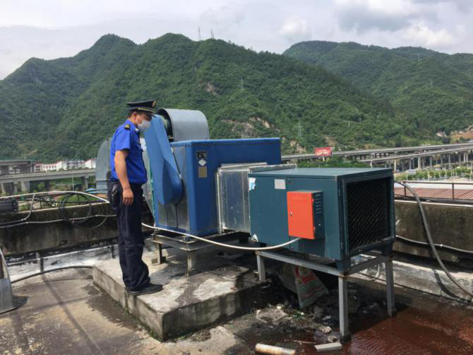 保康县城管执法局开展餐饮油烟治理专项督导检查