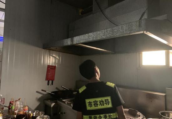 明湖办事处开展餐饮油烟治理专项行动