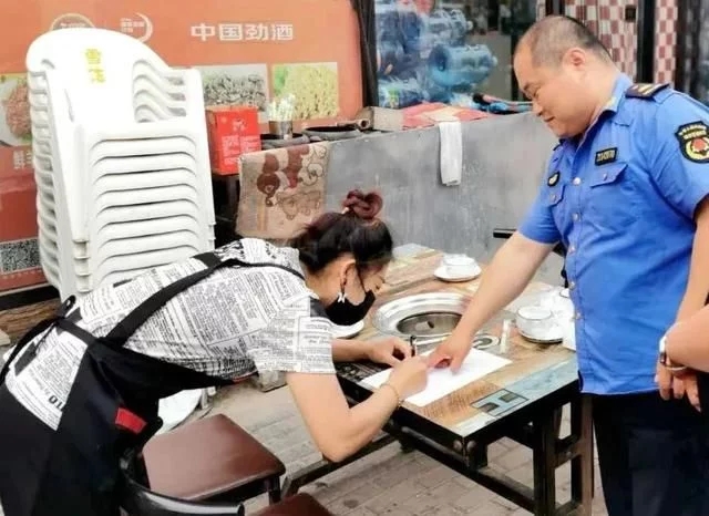 龙港区城市管理综合行政执法局开展餐饮业油烟专项整治宣传活动