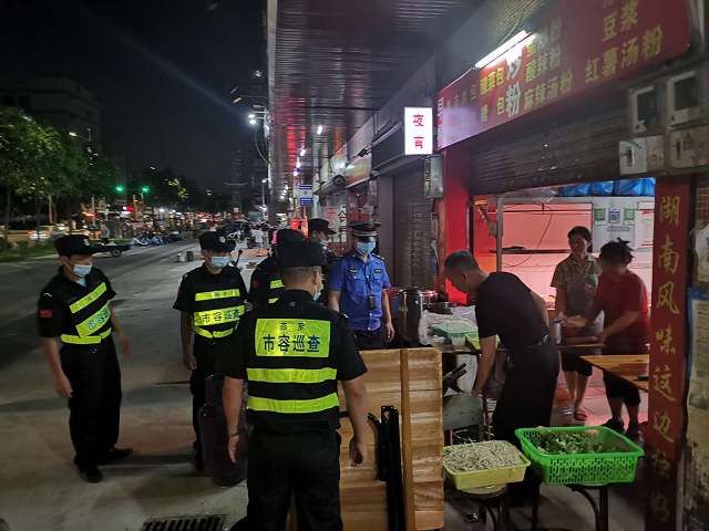 燕罗街道多部门联合开展露天烧烤整治行动