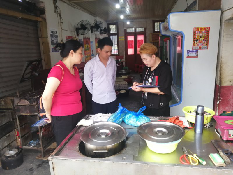 锦屏分局开展餐饮散煤油烟和露天烧烤专项排查整治行动