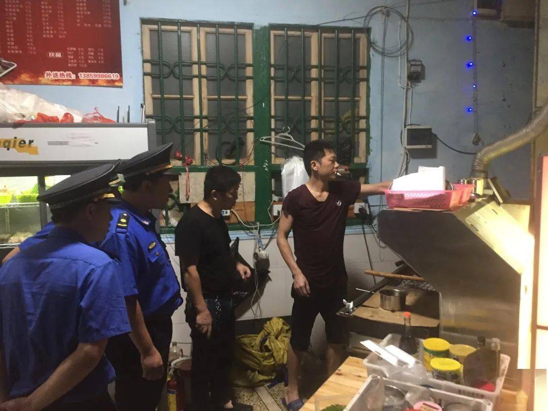 云霄县城管局联合环保局开展餐饮油烟专项整治行动