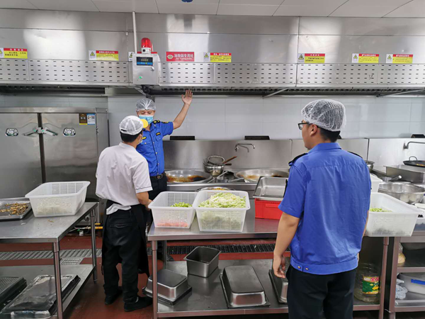 郑州经开区京航办事处综合执法队开展油烟污染专项整治行动