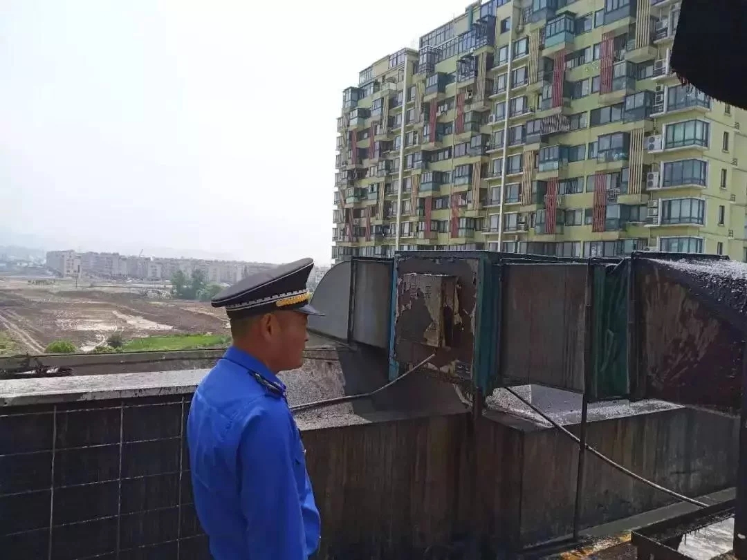 义乌市综合行政执法局廿三里大队开展油烟污染整治