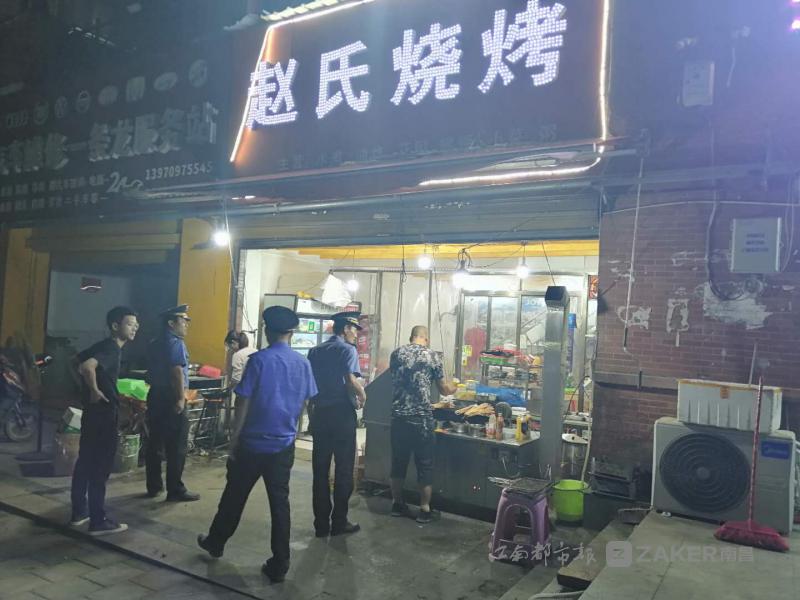 南昌市新建区城管局执法大队开展油烟违规排放整治