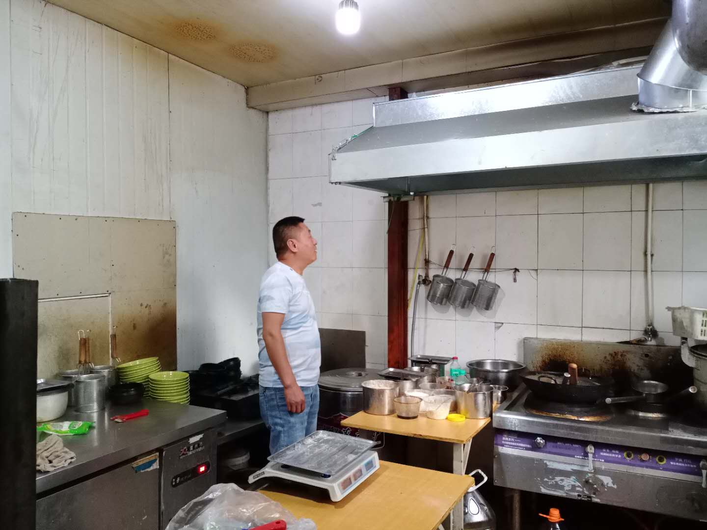学府街道开展餐饮业油烟污染排放专项整治工作