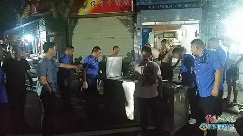 武宁县多部门联合开展城区油烟污染专项整治活动