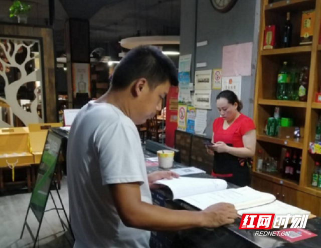 黑石铺街道开展餐饮门店油烟排放情况为期2天专项检查