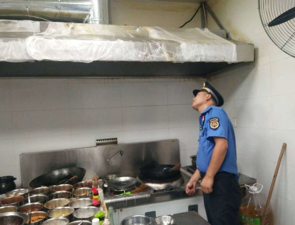 长安城管执法直属三中队检查辖区西长安街3家餐饮单位