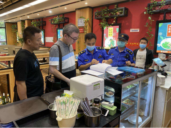 西安市城管局专项检查组检查经开区油烟治理工作