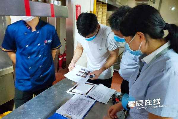 芙蓉路社区开展餐饮企业油烟清洗情况专项检查行动