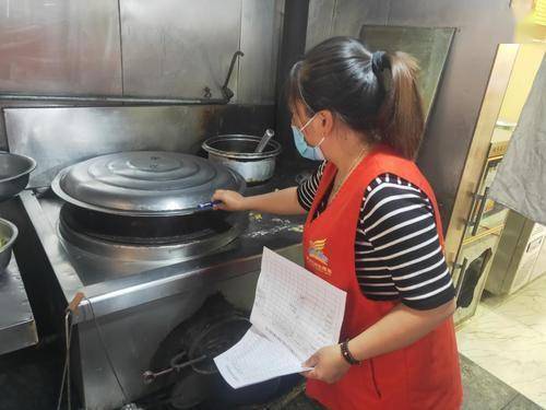火车站街道开展餐饮业油烟污染集中整治月活动