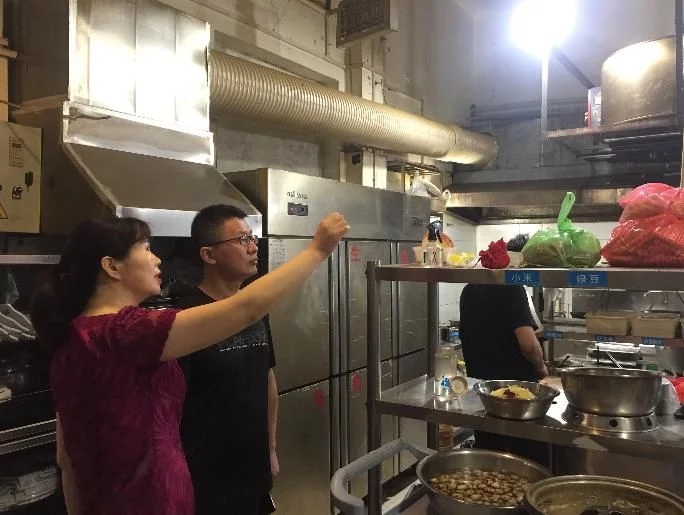 新兴路社区开展餐饮油烟净化"回头看"大检查
